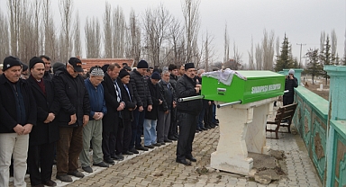 Eşi tarafından bıçaklanarak öldürülen kadının cenazesi  defnedildi