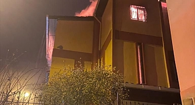 İzmir'de bir villanın çatısına yıldırım isabet etti