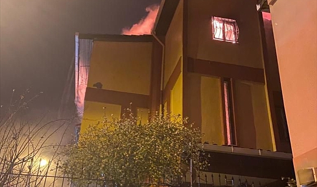 İzmir'de bir villanın çatısına yıldırım isabet etti