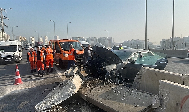 İzmir'de otoyolda bariyere çarpan otomobildeki bir kişi öldü