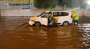 İzmir'de sağanak nedeniyle su baskınları oluştu