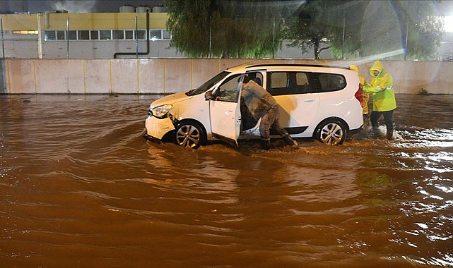 İzmir'de sağanak nedeniyle su baskınları oluştu
