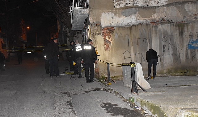 İzmir'de silahlı saldırıya uğrayan genç yaralandı
