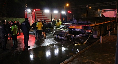İzmir'de tıra çarpan otomobilin sürücüsü öldü