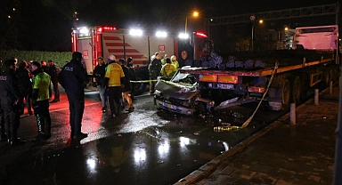 İzmir'de tıra çarpan otomobilin sürücüsü öldü
