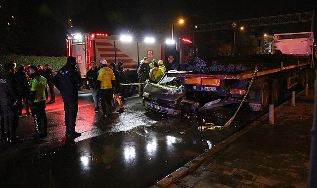 İzmir'de tıra çarpan otomobilin sürücüsü öldü