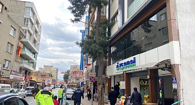 İzmir'de üzerine ağaç dalı düşen kadın yaralandı