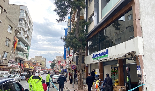 İzmir&#039;de üzerine ağaç dalı düşen kadın yaralandı