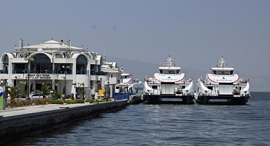 İzmir'de vapur seferleri hava muhalefeti nedeniyle iptal edildi