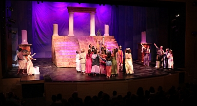 İzmir Devlet Tiyatrosu "Lysistrata"yı sahneye koyacak