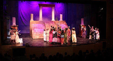 İzmir Devlet Tiyatrosu "Lysistrata"yı sahneye koyacak