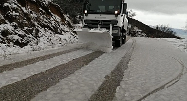 İzmir’in yüksek kesimlerinde karla mücadele başladı
