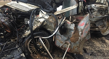 Kamyonet ile otomobilin çarpıştığı kazada 2 kişi öldü