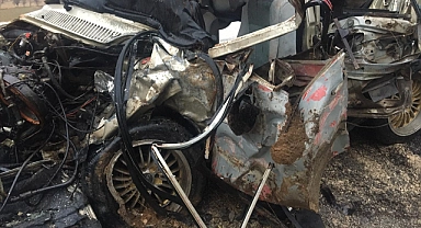 Kamyonet ile otomobilin çarpıştığı kazada 2 kişi öldü