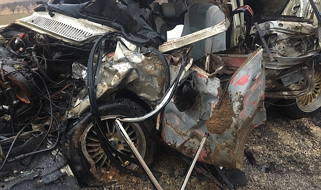 Kamyonet ile otomobilin çarpıştığı kazada 2 kişi öldü