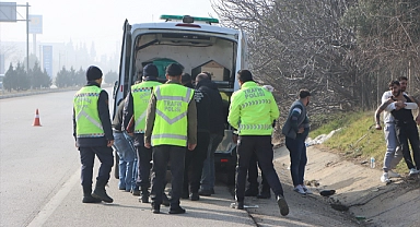 Kazaya müdahale edenlere kamyonetin çarpması sonucu 1 kişi öldü