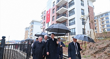 Kurum İzmir'de depremzedeler için yapılan konutları inceledi