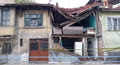 Kütahya'da gaz sıkışması nedeniyle evin tavanı ve dış duvarı çöktü