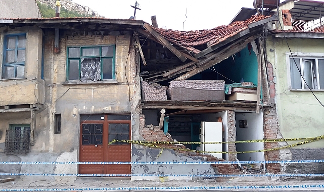 Kütahya'da gaz sıkışması nedeniyle evin tavanı ve dış duvarı çöktü