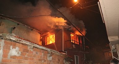 Manisa'da çıkan yangında bir ev kullanılamaz hale geldi