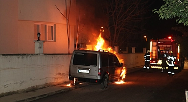 Manisa'da kundaklanan otomobil kullanılamaz hale geldi