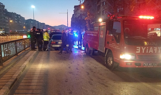 Manisa'da seyir halindeki otomobilde yangın çıktı