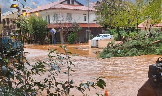 Muğla'da sağanak ve fırtına yaşamı olumsuz etkiliyor