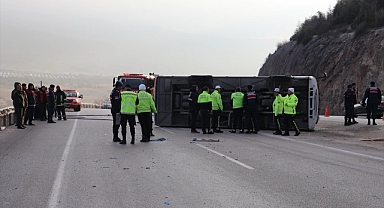 Servis midibüsünün devrilmesi sonucu 2 kişi öldü,