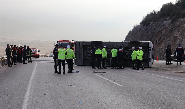 Servis midibüsünün devrilmesi sonucu 2 kişi öldü,