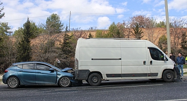 Uşak'ta zincirleme trafik kazasında 4 kişi yaralandı