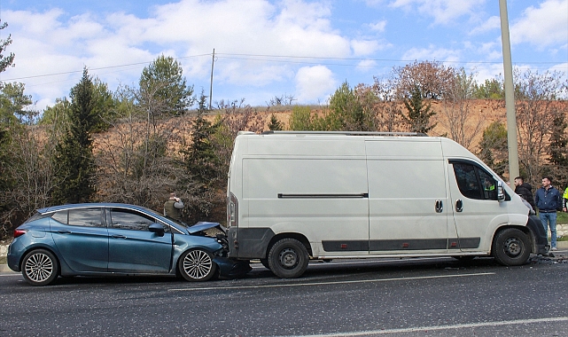 Uşak'ta zincirleme trafik kazasında 4 kişi yaralandı