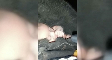 2 aylık bebek enkazdan elini emerek çıktı