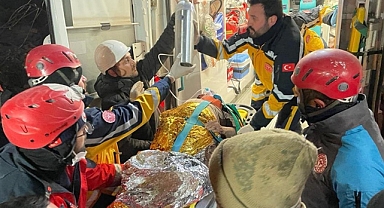 Adıyaman'da 77 yaşındaki kadın depremin 212. saatinde kurtarıldı