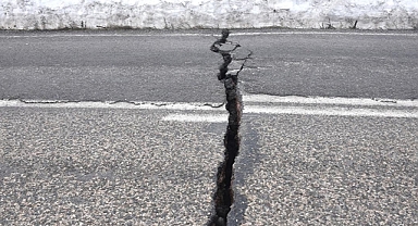 Adıyaman'da bazı yollarda yarıklar oluştu