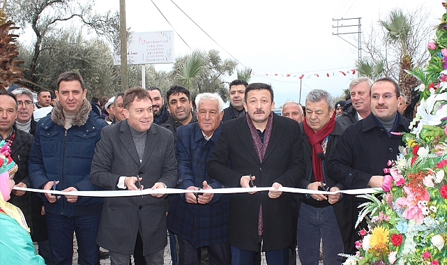 AK Parti'li Dağ, İzmir'de çiçek festivaline katıldı