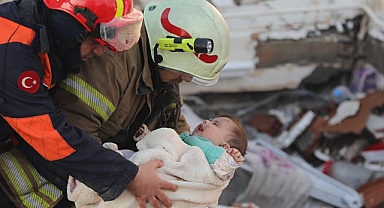 Anne ve 6 aylık bebeği depremden 29 saat sonra enkazdan sağ çıkarıldı