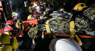 Antakya'da depremin 183'üncü saatinde bir kişi kurtarıldı