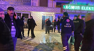 Apartman dairesinde çıkan yangında 3 kişi dumandan etkilendi