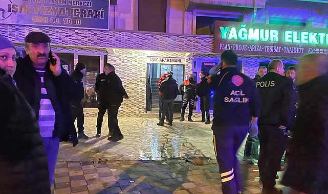 Apartman dairesinde çıkan yangında 3 kişi dumandan etkilendi