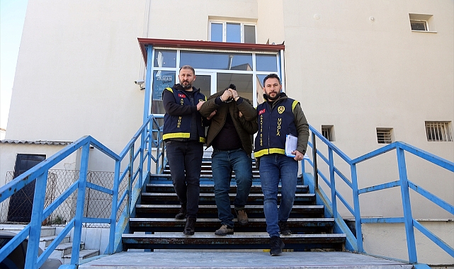 Baktığı depremzedenin evinden hırsızlık yaptı