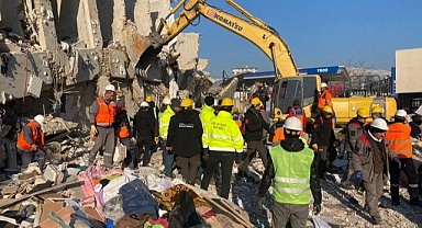 Belediye ekibi Hatay’da yaraları sarıyor