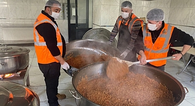 Buca Belediyesi afet bölgesinde mobil mutfak kurdu