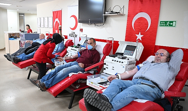 Deprem acısı taze olan İzmir'den deprem bölgesine kan bağışı