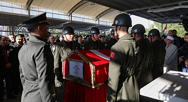 Deprem şehidi toprağa verildi