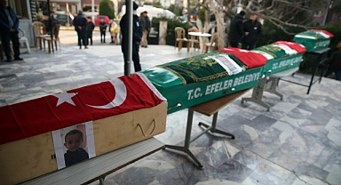 Depremde ölen aile Aydın'da son yolculuklarına uğurlandı