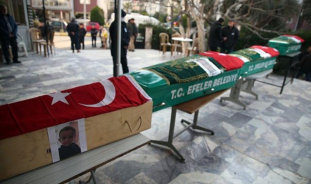 Depremde ölen aile Aydın'da son yolculuklarına uğurlandı
