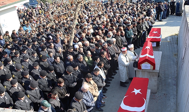 Depremde ölen astsubay ile ailesi, Denizli'de toprağa verildi