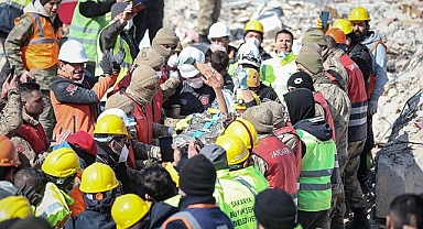 Depremin 128. saatinde 13 yaşındaki Arda enkazdan sağ çıkarıldı