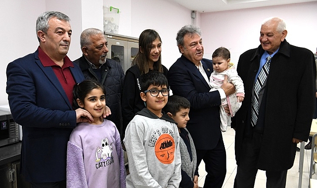 Depremzede çocuklara oyuncak ve kitap