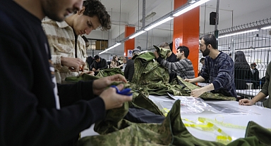 Depremzedeler için mont üreten fabrikada gönüllüler çalışıyor